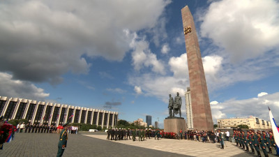 В Петербурге почтили память павших в Ленинградской битве — на Площади Победы прошла церемония возложения цветов