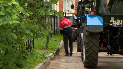 В Петербурге снова повысили зарплаты дворникам и механизаторам