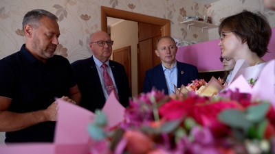 Александр Бельский передал канцелярские товары и полезные подарки многодетной семье из Петербурга