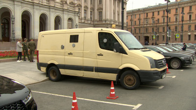 Петербургским бойцам в зону СВО передали бронированный автомобиль