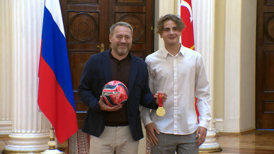 Александр Бельский поздравил сборную Петербурга по пляжному футболу с победой в «Первом дивизионе»