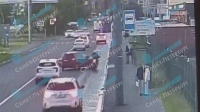 Мотоциклист протаранил ограждение после столкновения с авто на Торфяной дороге