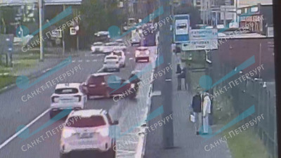 Мотоциклист протаранил ограждение после столкновения с авто на Торфяной дороге