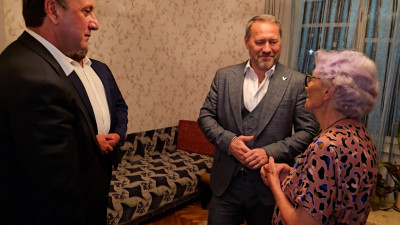 Александр Бельский во время рабочего визита в Абхазию навестил блокадницу Нону Мол-оглы