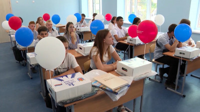 В Мариуполь по поручению Александра Беглова доставили канцелярские принадлежности