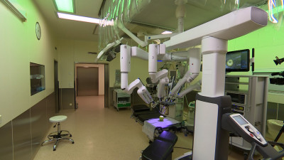 Александр Беглов осмотрел обновленную операционную Онкологического центра им. Напалкова