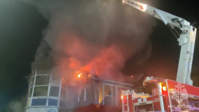 В Колпино спасатели спустя четыре часа потушили крупный пожар в супермаркете