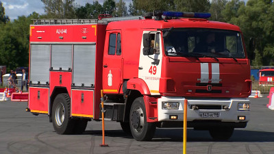 Сотрудники МЧС из разных районов Петербурга показали мастерство маневров на 15-тонных пожарных машинах