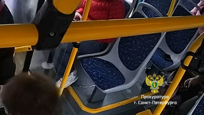 В Петербурге пассажир автобуса похитил кошелек с более чем 50 тыс. рублей