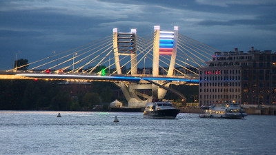 В честь Дня государственного флага России три моста в Петербурге окрасились в цвета триколора