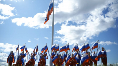 В парке 300-летия Петербурга подняли самый большой флаг в России