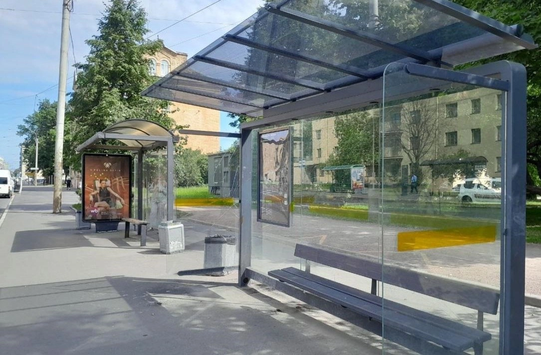 В Петербурге заменили более 1500 квадратных метров разбитых и изрисованных стекол на остановках транспорта - tvspb.ru