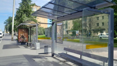 В Петербурге заменили более 1500 квадратных метров разбитых и изрисованных стекол на остановках транспорта
