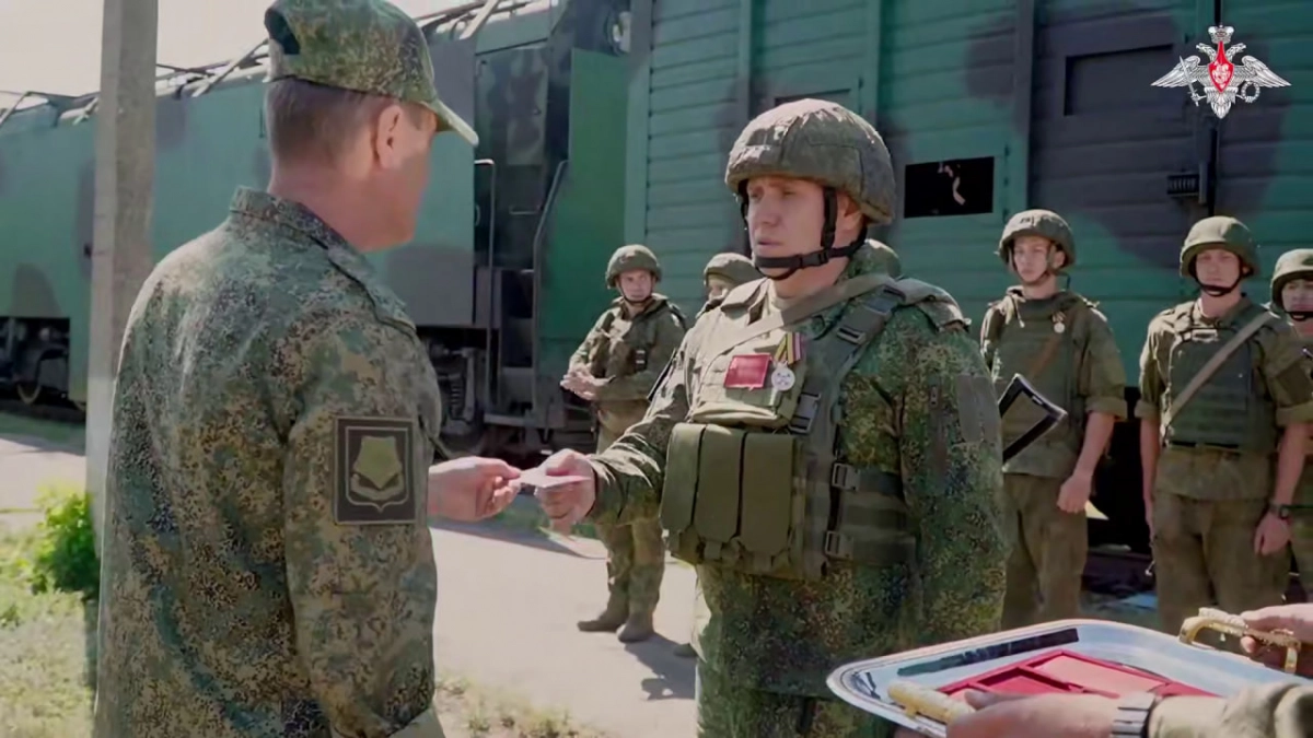 Военнослужащим специального поезда «Енисей» вручили медали за успешное выполнение поставленных задач - tvspb.ru