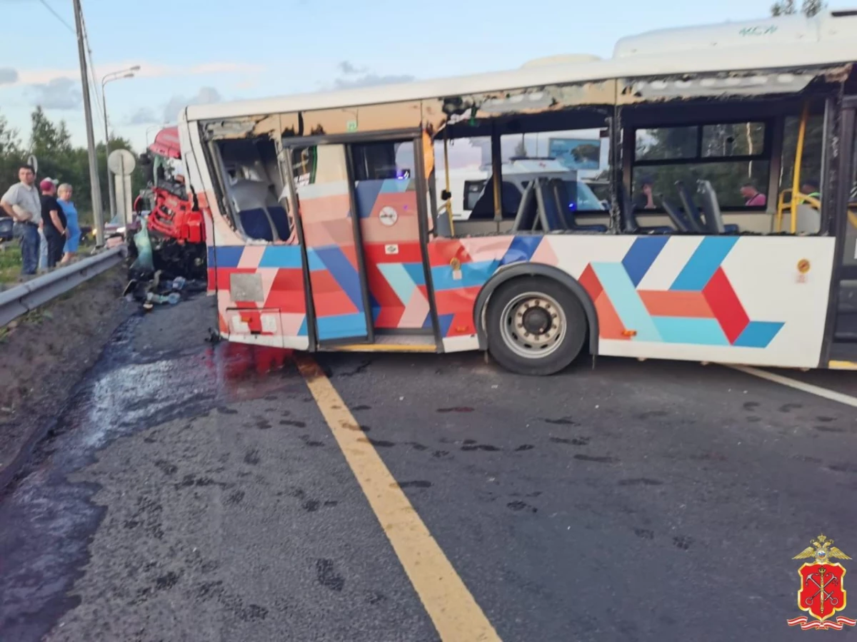 Полицией возбуждено уголовное дело по факту ДТП с участием фуры и автобуса на трассе «Кола» - tvspb.ru