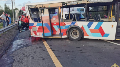 Полицией возбуждено уголовное дело по факту ДТП с участием фуры и автобуса на трассе «Кола»