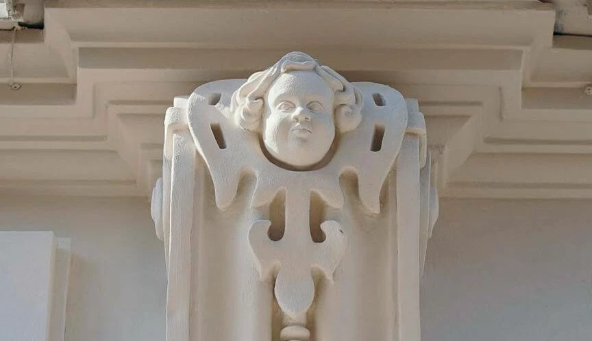 На фасад особняка Урусова вернули фигуры младенцев при реставрации - tvspb.ru