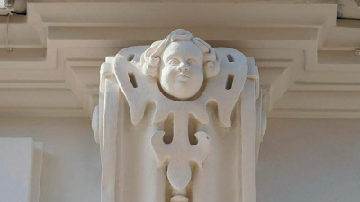 На фасад особняка Урусова вернули фигуры младенцев при реставрации