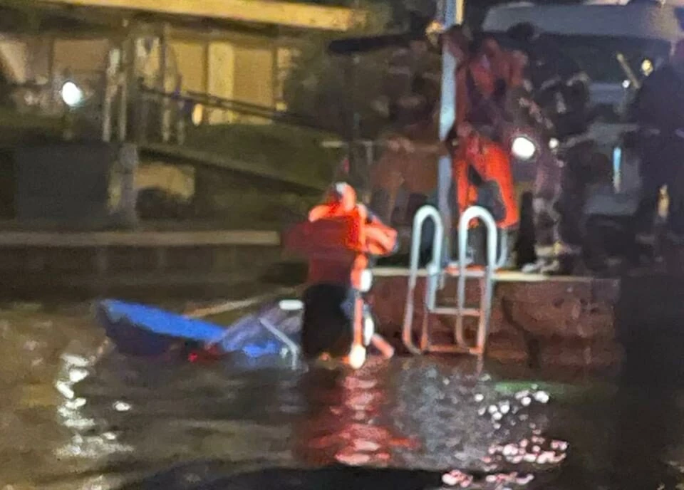 В акватории Большой Невки затопило катер  —  трое пассажиров госпитализированы - tvspb.ru