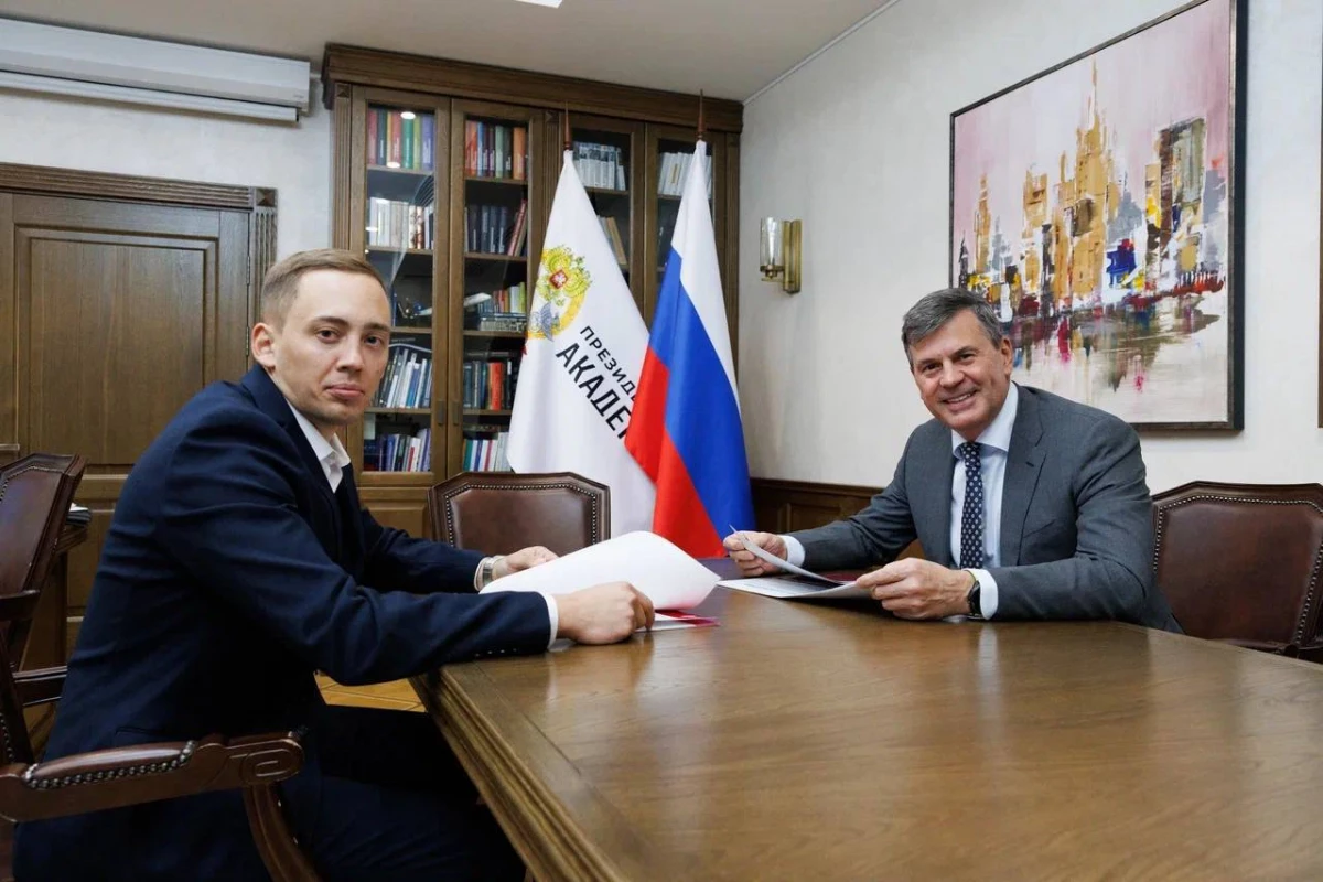 Алексей Комиссаров встретился с Героем России Ильей Споняковым - tvspb.ru