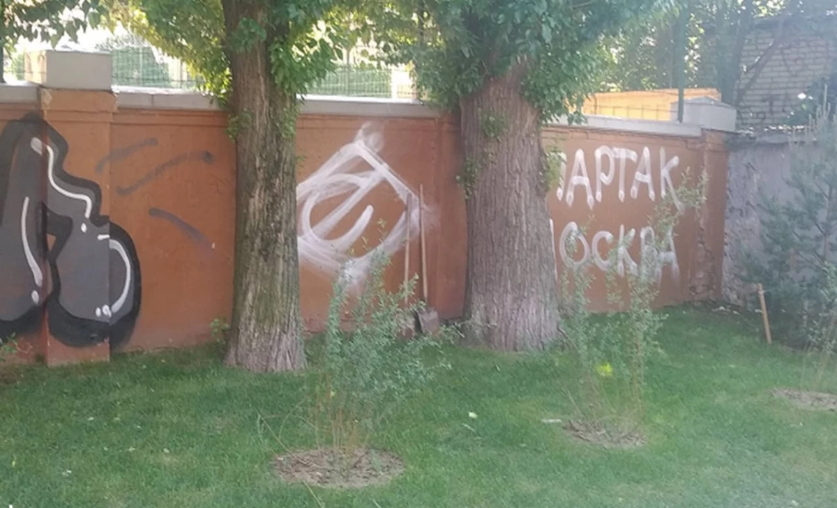 След пребывания болельщиков «Спартака» в Петербурге удалили со стен гимназии - tvspb.ru