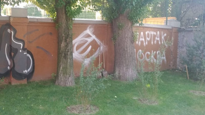След пребывания болельщиков «Спартака» в Петербурге удалили со стен гимназии