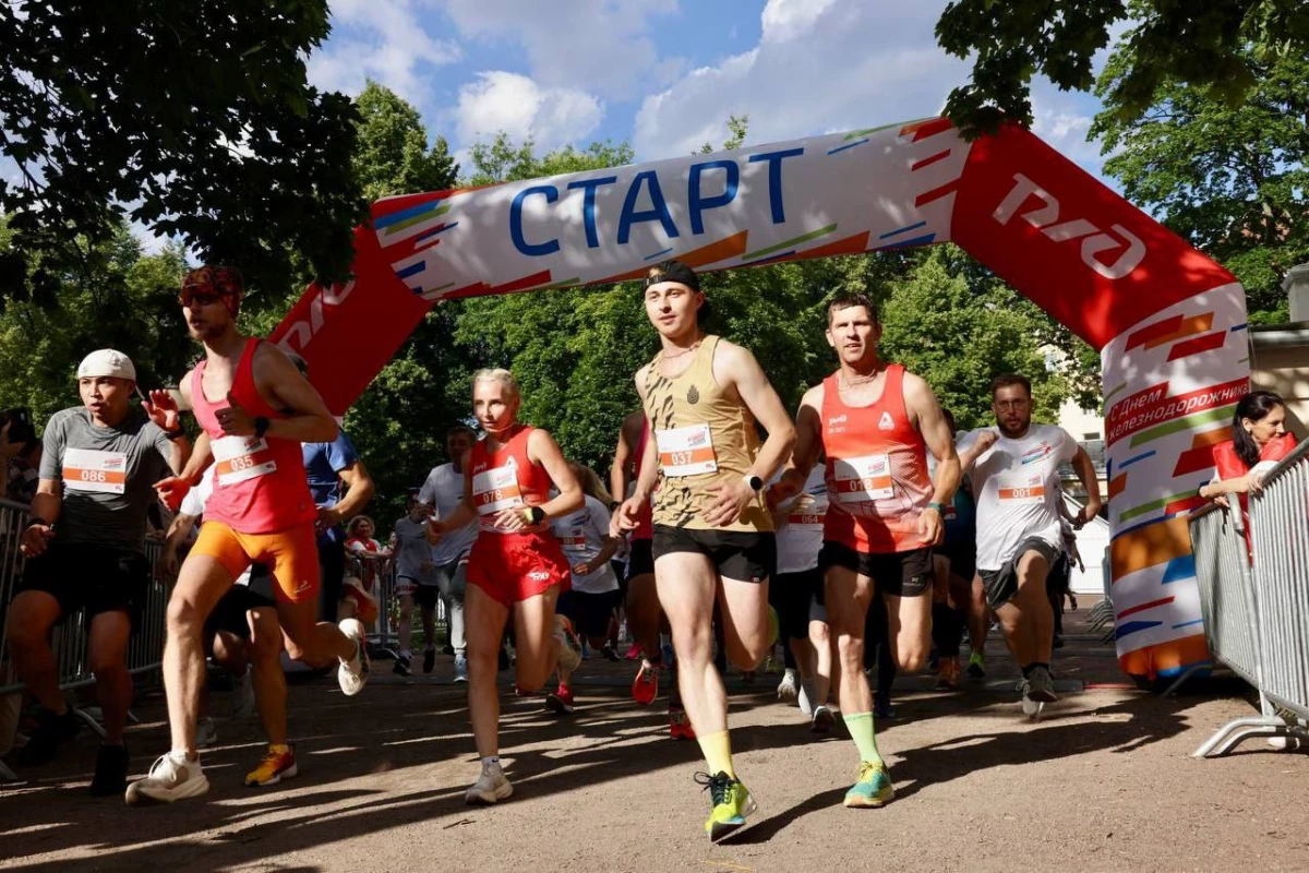 В Юсуповском саду проходит спортивно-музыкальный праздник в честь Дня железнодорожника - tvspb.ru