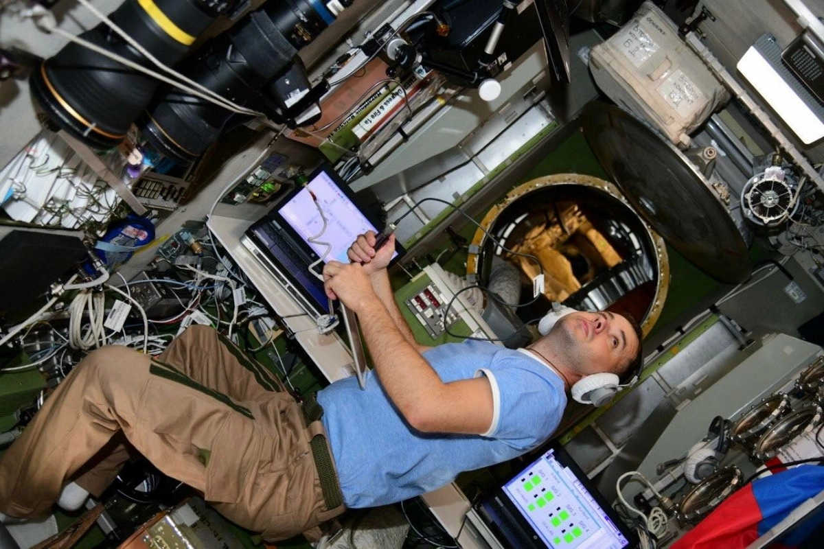 Впервые на орбите: как Олег Платонов адаптируется к жизни в космосе - tvspb.ru