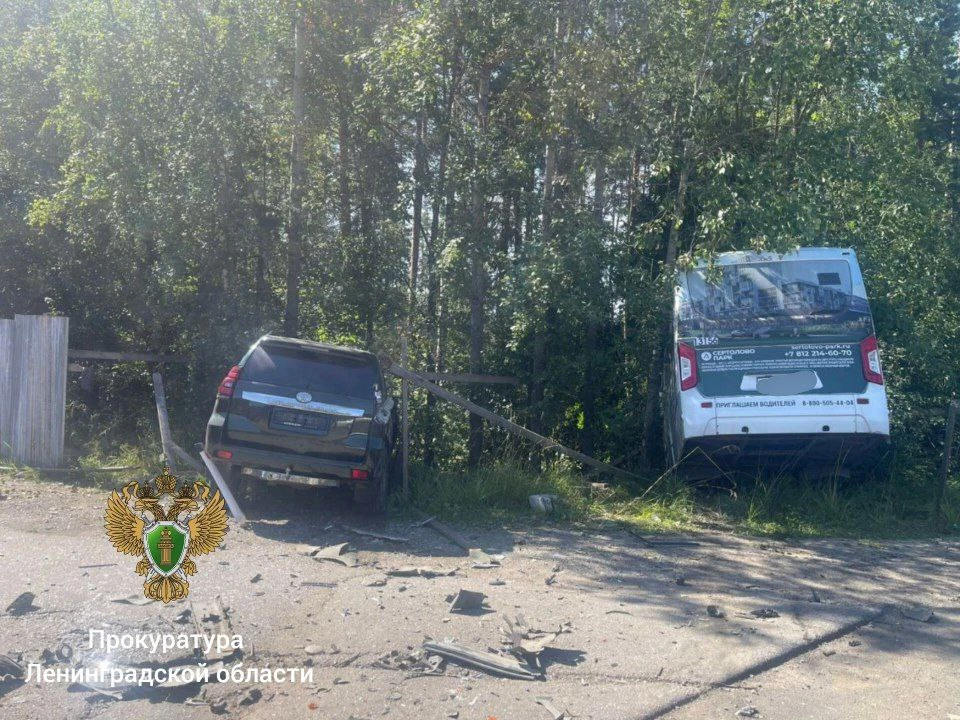 На Южном шоссе столкнулись автобус и «Лэнд Крузер» – пострадали трое - tvspb.ru