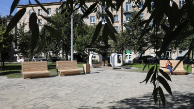 Новые дорожки и скамейки: как благоустраивают сквер на Московском проспекте