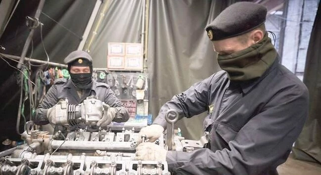 Командир отделения технического обслуживания и ремонта колёсной техники с позывным «Артист» отвечает за исправность и выход машин на боевые задачи - tvspb.ru