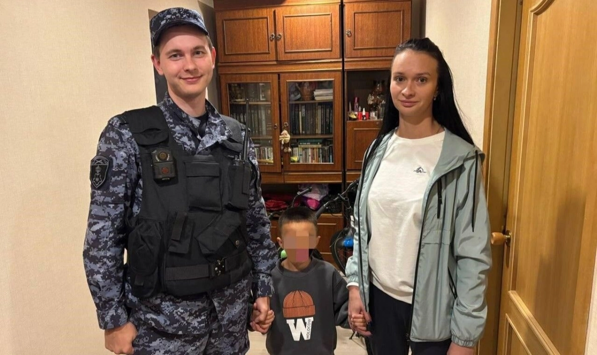 Росгвардия помогла вернуть домой шестилетнего мальчика, потерявшегося на Бухарестской улице - tvspb.ru