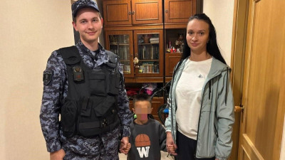 Росгвардия помогла вернуть домой шестилетнего мальчика, потерявшегося на Бухарестской улице