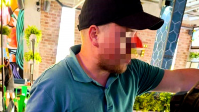 Вооруженный посетитель бара на площади Стачек ударил по лицу девушку-менеджера