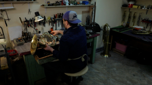 Мы — петербуржцы. Мастер по ремонту медных духовых инструментов Эдуард Яблочкин