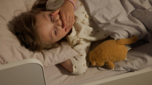 Подружиться с бабайкой: откуда берутся детские страхи и как их преодолеть