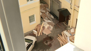 В доме на Невском проспекте обрушились перекрытия между этажами. Один человек погиб