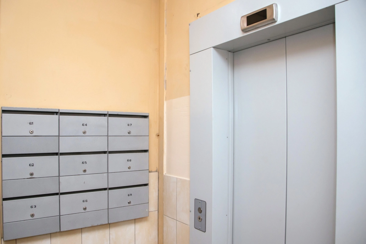 По поручению Александра Беглова в многоквартирном доме на улице Сикейроса заменили старые лифты - tvspb.ru