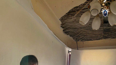 Угрозы дальнейшего обрушения нет: СК Петербурга проверяет обрушение штукатурки в квартире на Гатчинской улице