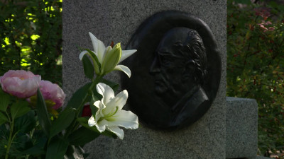 В Александро-Невской Лавре возложили цветы Георгию Товстоногову