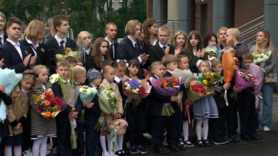 Торжественные линейки, первые звонки: в Петербурге 1 сентября за парты сели 600 тысяч школьников