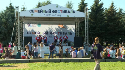 На один день стать пилотом, археологом и сыграть в спектакле: в парке 300-летия проходит Самый Большой семейный фестиваль