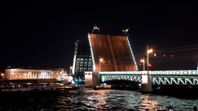 В память о жертвах блокады Ленинграда Дворцовый мост развели под «Ленинградскую симфонию» Шостаковича