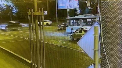 На набережной Обводного канала столкнулись мотоциклист и автомобиль  —  байкер госпитализирован