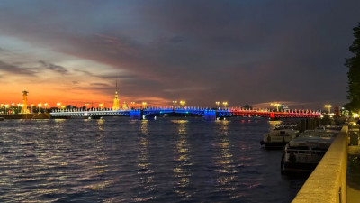 Александр Беглов: Дворцовый мост окрасится в цвета российского триколора в честь лучших учителей страны