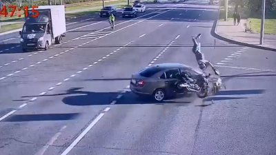 Мотоциклист взлетел в воздух после встречи с легковушкой