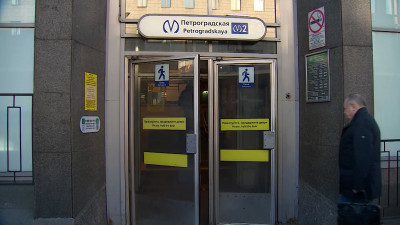 На «Петроградской» починили станционные двери — график движения поездов восстановлен