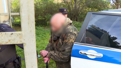 Первого обвиняемого в массовом отравлении суррогатным алкоголем в Ленобласти доставили в суд