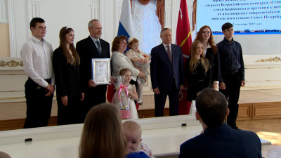 Шесть многодетных семей из Петербурга получили новые микроавтобусы – ключи вручил Александр Беглов