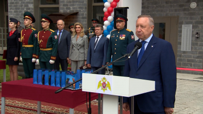 Военнослужащим Росгвардии в Петербурге вручили ключи от новых квартир